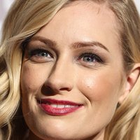 Beth Behrs Çıplak