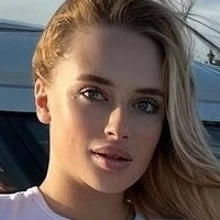Blondinka Angelina Çıplak