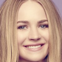 Britt Robertson Çıplak