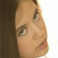 Brunette Lucy Çıplak