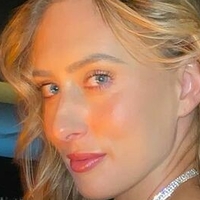 Elle T Çıplak