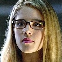 Emily Bett Rickards Çıplak