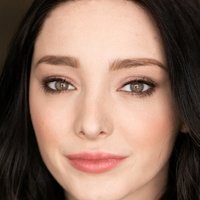 Emma Dumont Çıplak