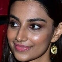 Meenakshi Chaudhary Çıplak