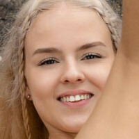 Petite Emma Çıplak