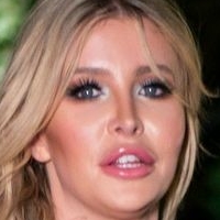 Sophia Hutchins Çıplak