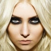 Taylor Momsen Çıplak