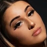 Zoe Jakaj Çıplak